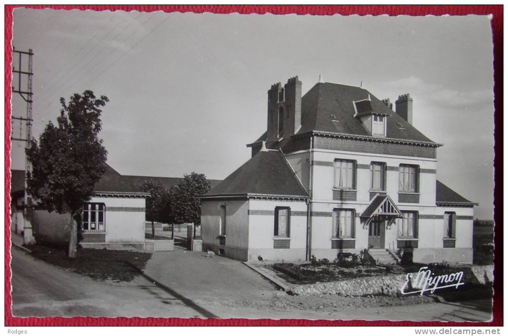 Dep 45 , Cpsm BEAUNE La ROLANDE , 6880 , L'école De Garçons (49) - Beaune-la-Rolande