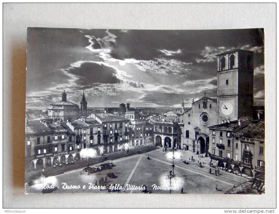 Lo1006)  Lodi  -  Duomo E Piazza Della Vittoria - Notturno - Lodi