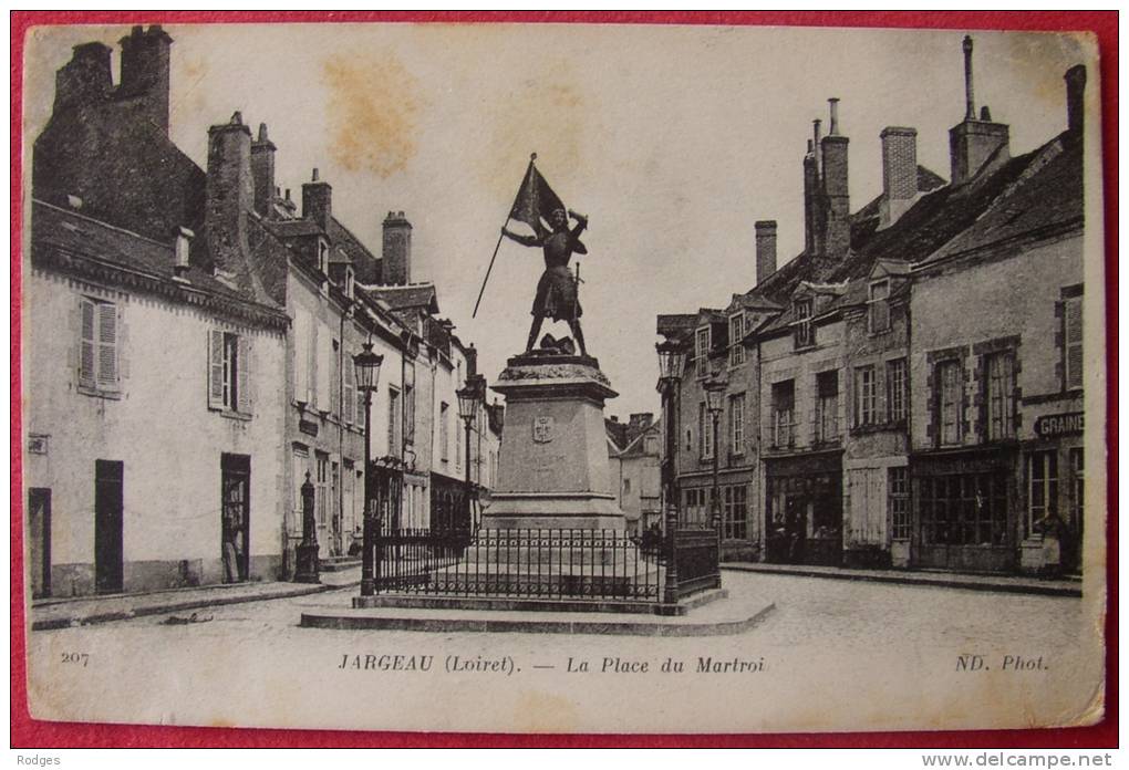 Dep 45 , Cpa  JARGEAU , 207 , La Place Du Martroi  (20) - Jargeau