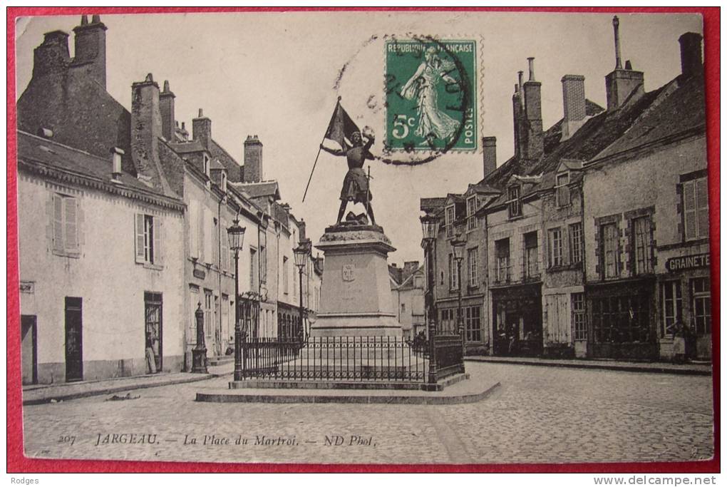 Dep 45 , Cpa  JARGEAU , 307 , La Place Du Martroi (52) - Jargeau