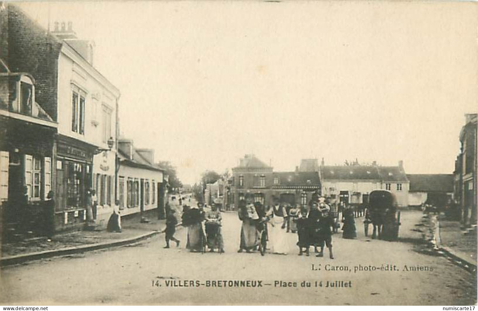 Cpa VILLERS BRETONNEUX 80 Place Du 14 Juillet - Animée - - Villers Bretonneux