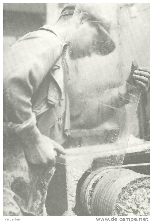 60. THOUROTTE.  MANUFACTURE DES GLACES ET PRODUITS CHIMIQUES DE ST-GOBAIN-CHAUNY. OUVRIER VERRIER, 1933. PHOTO F.KOLLAR. - Thourotte