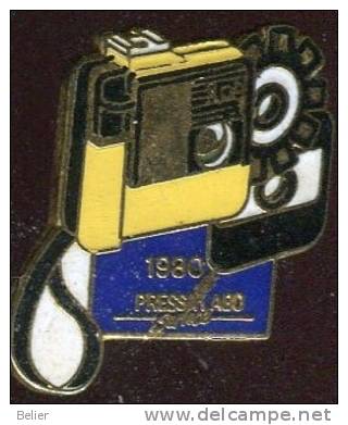 PIN'S PRESS LABO 1980 - Photographie