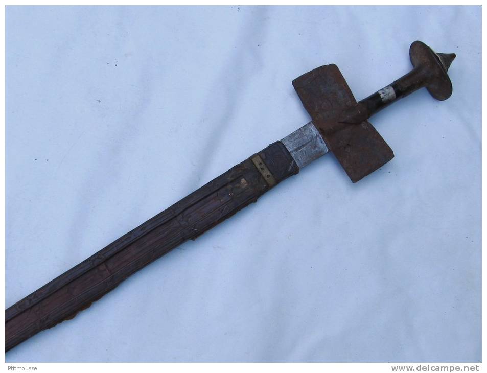EPEE TOUAREG ANCIENNE ? TAKOUBA / AFRIQUE DU NORD / ARME PRIMITIVE - Knives/Swords