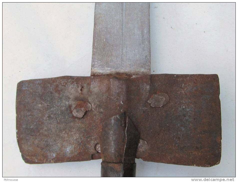 EPEE TOUAREG ANCIENNE ? TAKOUBA / AFRIQUE DU NORD / ARME PRIMITIVE - Knives/Swords