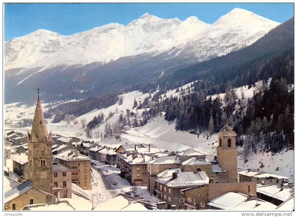 VAL-CENIS - LANSLEBOURG 73 - La Rue Principale Et Les Deux Clochers, Au Fond, Le Massif De Mont-Cenis - S-2 - Val Cenis