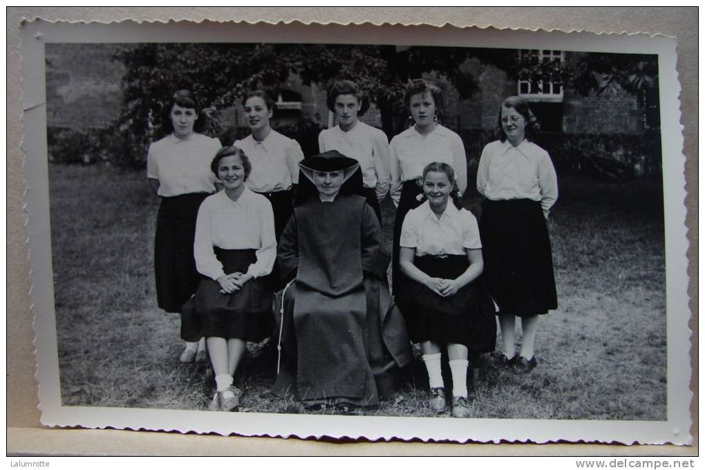 Soignies. A7. Elèves Ou Enseignantes Du Couvent Des Soeurs Franciscaines, Dans Le Jardin 1953/54 - Soignies