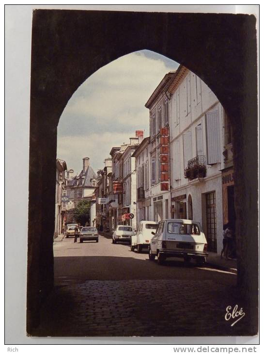 CP (33) Gironde -  CADILLAC - La Porte De La Tour De L'Horloge Et La Rue Cazaux Cazalet - Voitures, Pub Ripolin - Cadillac