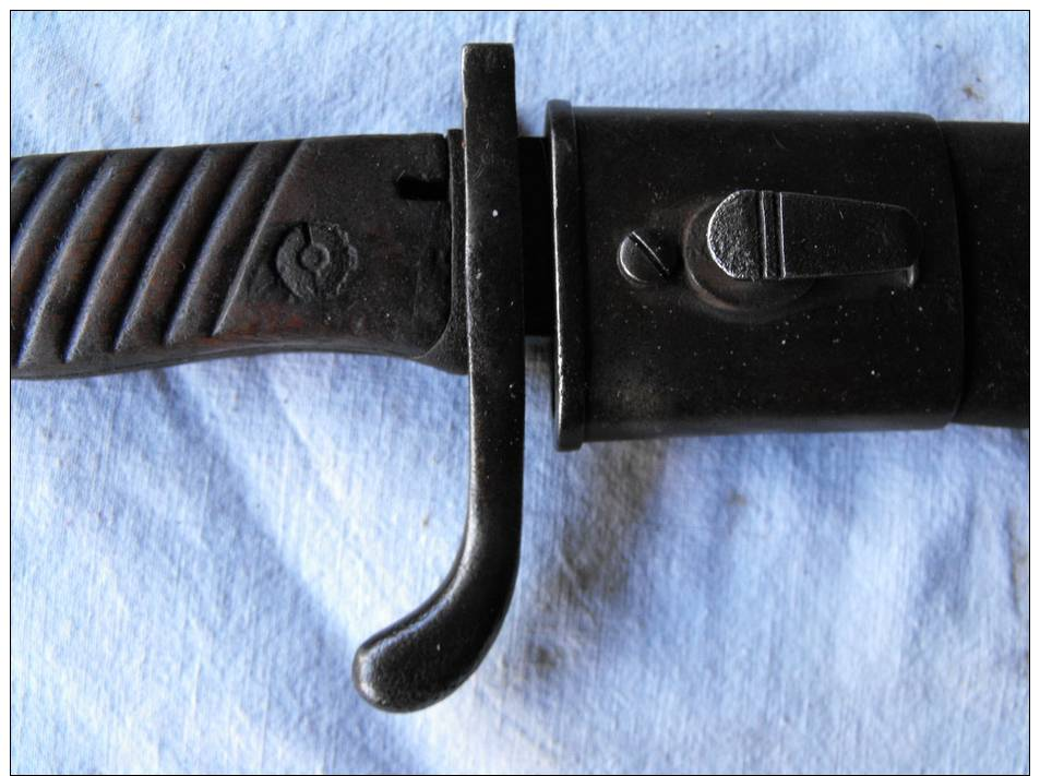 baionnette mauser G98 1 type daté 1915, fourreau cuir ,pas de N° sinon ceux de tranche, piquures à l'arrière,ww1 german