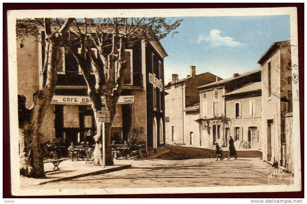 Cpa  Du  84  Grillon La Place  Hôtel Et Avenue De La Gare      LOK4 - Autres & Non Classés