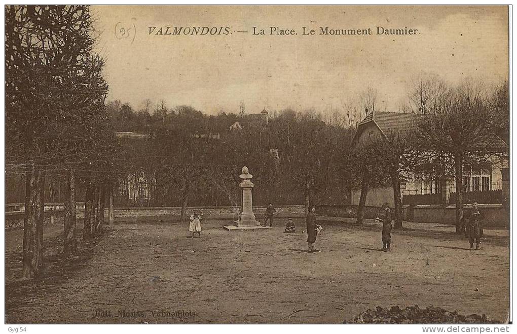 Valmondois  La Place Le Monument Daumier - Valmondois