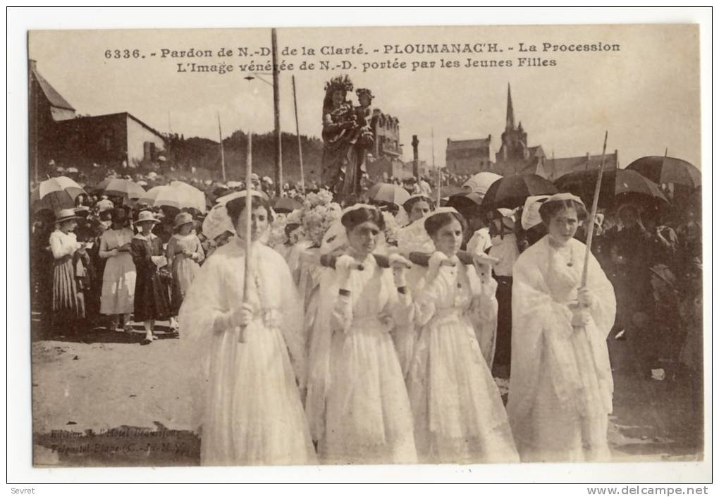 PLOUMANACH  -  La Procession - L'image Vénérée De ND Portée Par Les Jeunes Filles. - Ploumanac'h