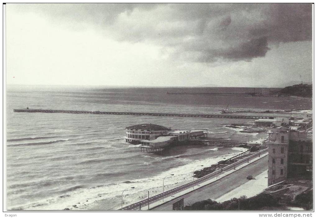 Cartolina  Illustrata Di   GELA  -  Nuova -  Spiaggia Con Lido Conchiglia E Pontile Sbarcatoio -  Anno 1970. - Gela