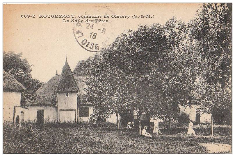 77 ROUGEMONT  ( Commune OISSERY ) Femmes Dans L´ Herbe Devant La SALLE Des FETES 1918 - Autres & Non Classés