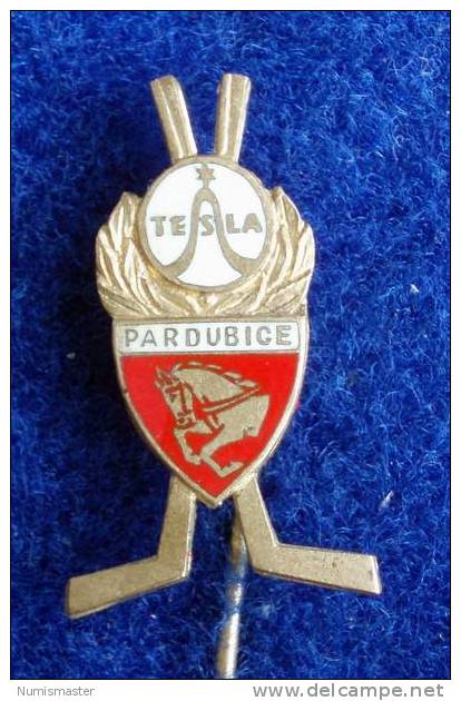 TESLA , PARDUBICE , HOCKEY CLUB 1960-1991 , CSSR , PIN # 1 - Sports D'hiver