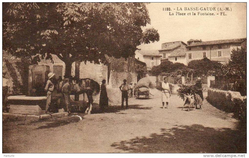 La Basse-Gaude ;  Plusieurs Habitants Près Du Un Cheval S'abreuve à La Fontaine De La Place ------------------Réf VR4891 - Autres & Non Classés