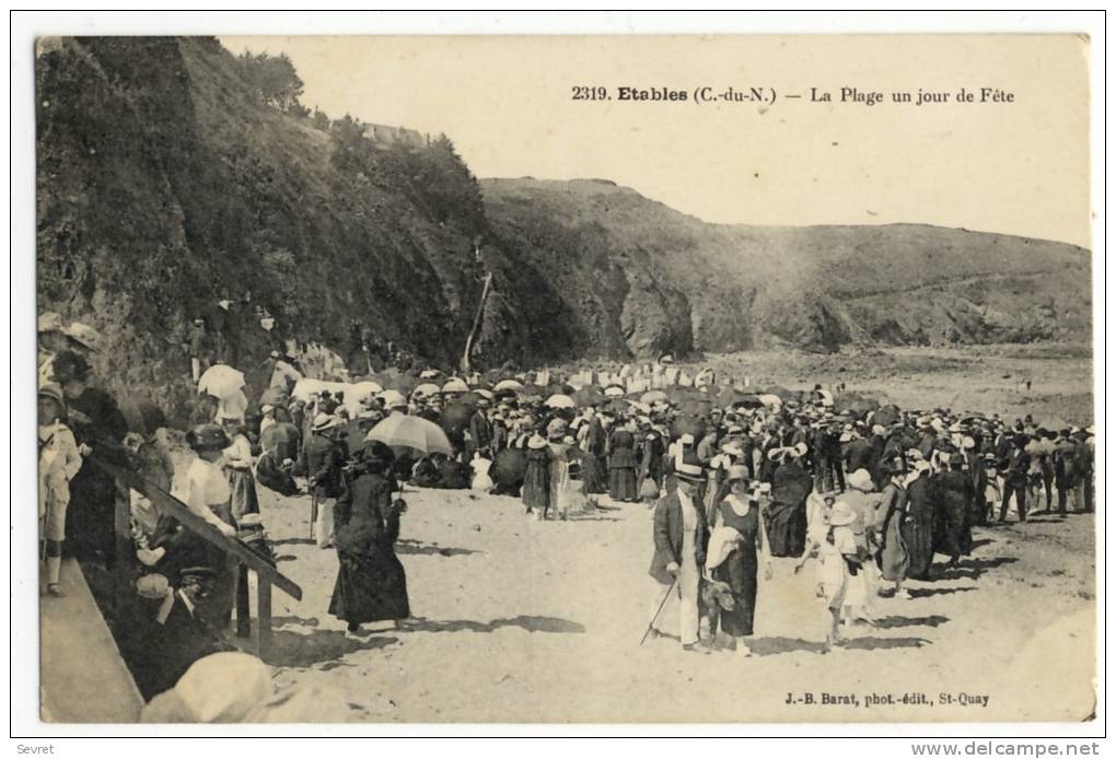 ETABLES   - La Plage Un Jour De Fête. - Etables-sur-Mer