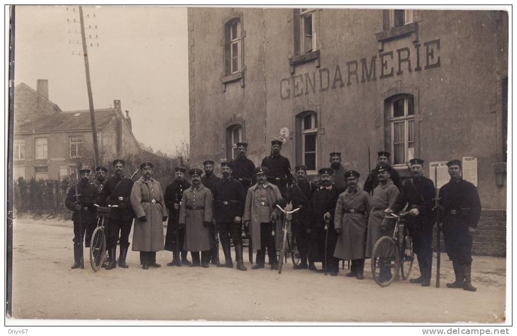 Carte Photo- Groupe Militaires Allemand Devant Une GENDARMERIE - Village Français - A Situer - Photographs