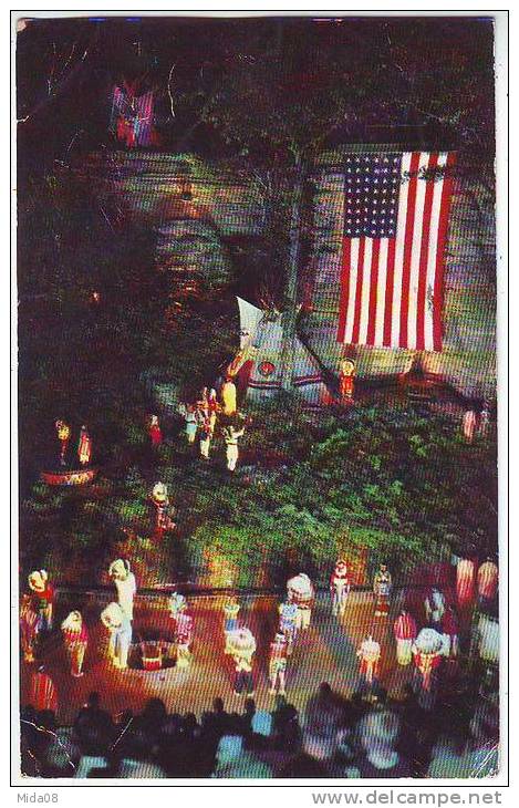 THE SALUTE TO THE FLAG. THE STAND ROCK INDIAN CEREMONIAL DANCES AT WISCONSIN DELLES. INDIENS. - Autres & Non Classés