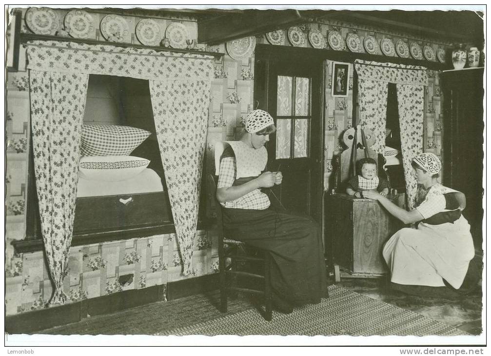 Holland, Netherlands, Spakenburg, Women & Infant Sitting At Home, Unused RP Postcard [P8924] - Spakenburg