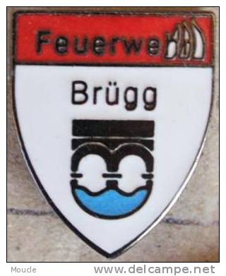 SAPEURS POMPIER SUISSE ALLEMAND - FEURWEG BRÜGG - ARMOIRIE - FEUERWEHRMANN - FIREFIGHTER - POMPIERE -   (25) - Brandweerman