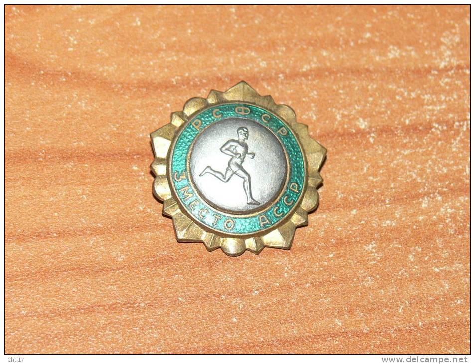 ATHLETISME COURSE A PIED 1950   " RUSSIE CCCP   "  PINS  EPINGLETTE - Athlétisme