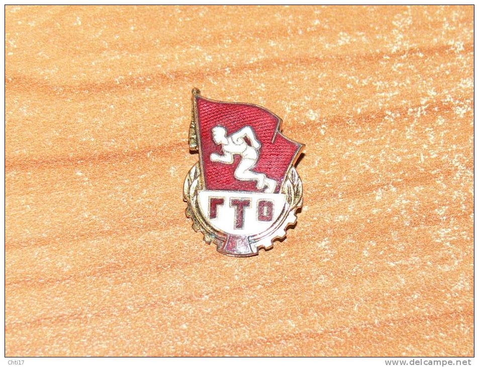 ATHLETISME COURSE A PIED 1950   " RUSSIE CCCP  RTO  "  PINS  EPINGLETTE - Athlétisme