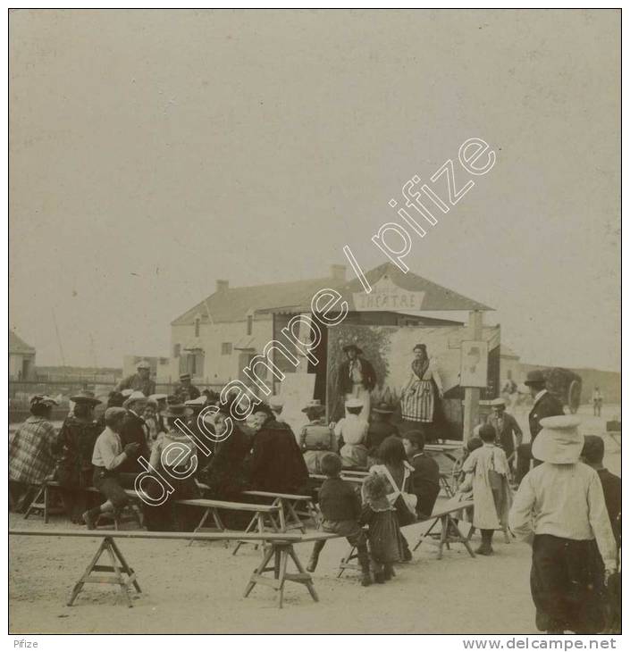 Stéréo Circa 1900. Courseulles-sur-Mer. Théâtre En Plein Air. - Stereoscopic