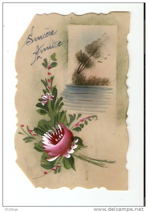 Carte En Celluloïd " Sincères Amitiés" Fleurs Peintes  , Arbres Près D'un  Plan D'eau - Forme Originale - Autres & Non Classés