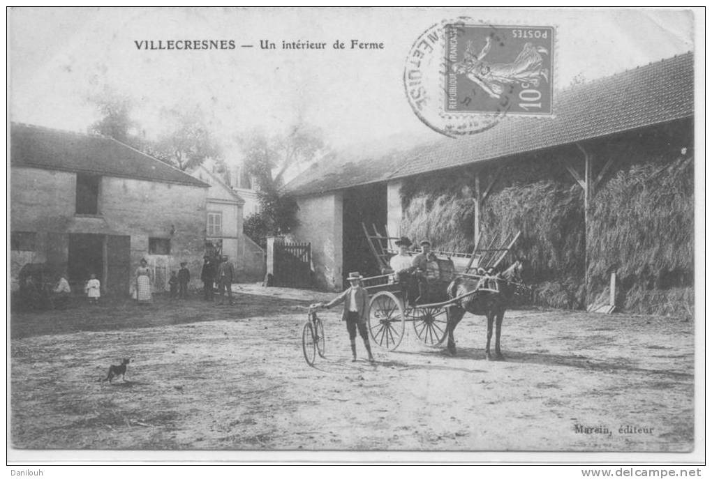 94 // VILLECRESNES Un Intérieur De Ferme Animée Avec Attelage . Edit . Marein . ** - Villecresnes