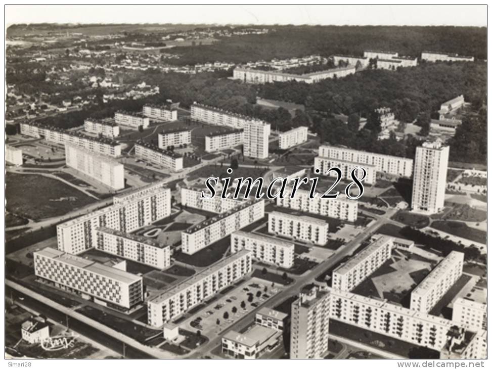 LES MUREAUX - N° 374-28 A - LES NOUVEAUX QUARTIERS VUE AERIENNE  (CPSM) - Les Mureaux