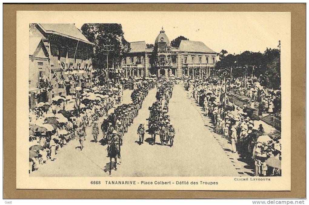 TANANARIVE   PLACE  COLBERT  DEFILE  DES  TROUPES - Madagascar