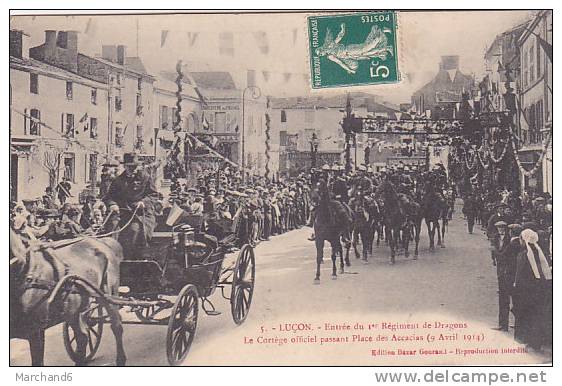 LUCON ENTREE DU 1er REGIMENT DE DRAGONS LE CORTEGE OFFICIEL PASSANT PLACE DES ACCACIAS 9 AVRIL 1914 Editeur Gouraud - Lucon