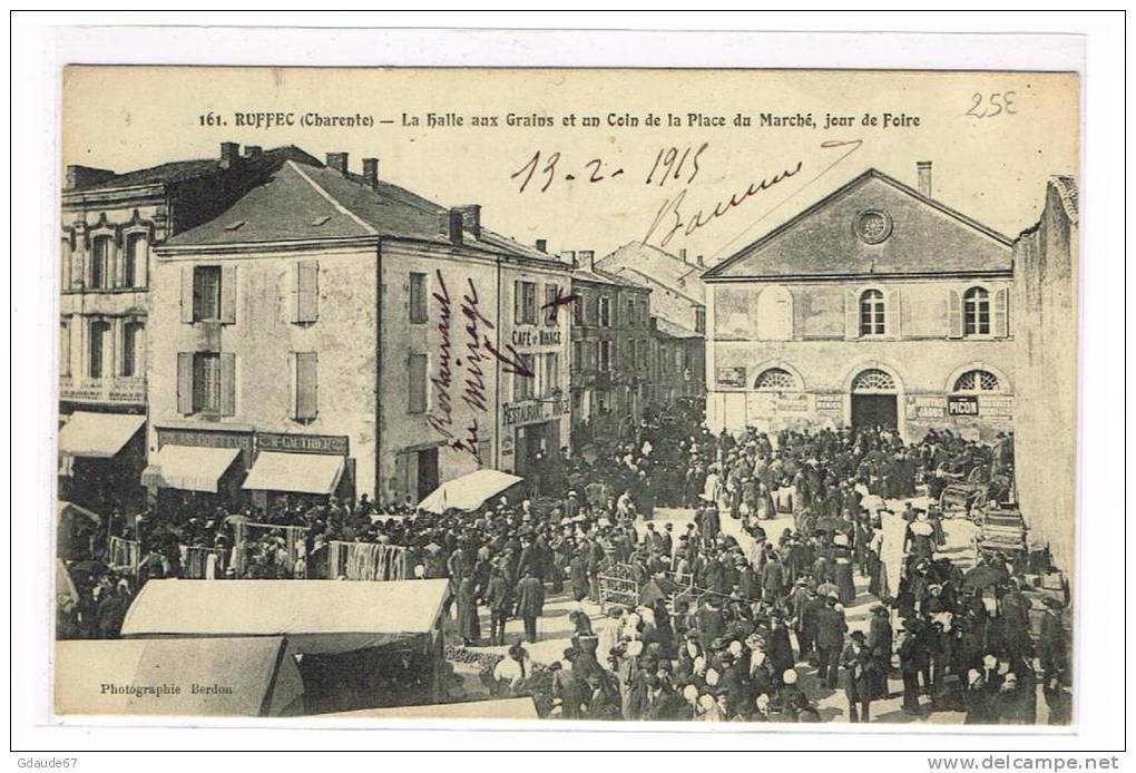 RUFFEC (16) - LA HALLE AUX GRAINS ET UN COIN DE LA PLACE DU MARCHE, JOUR DE FOIRE - Autres & Non Classés