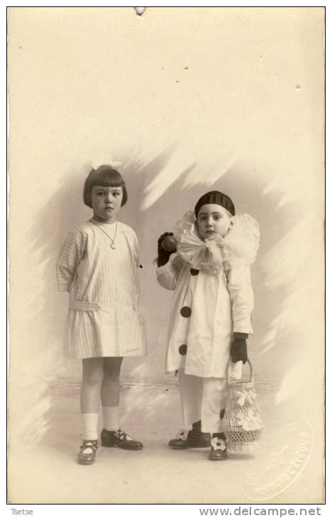 Fontaine L' Evêque -Carte Photo D'un Photographe De La Commune Avec Un Petit Pierrot-Carnaval - Quiévrain