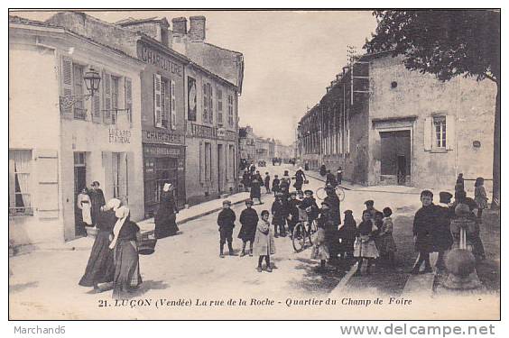 LUCON LA RUE DE LA ROCHE QUARTIER DU CHAMPS DE FOIRE Editeur J Nozais LOGE A PIED ET A CHEVAL CHARCUTERIE C ROTURIER - Lucon