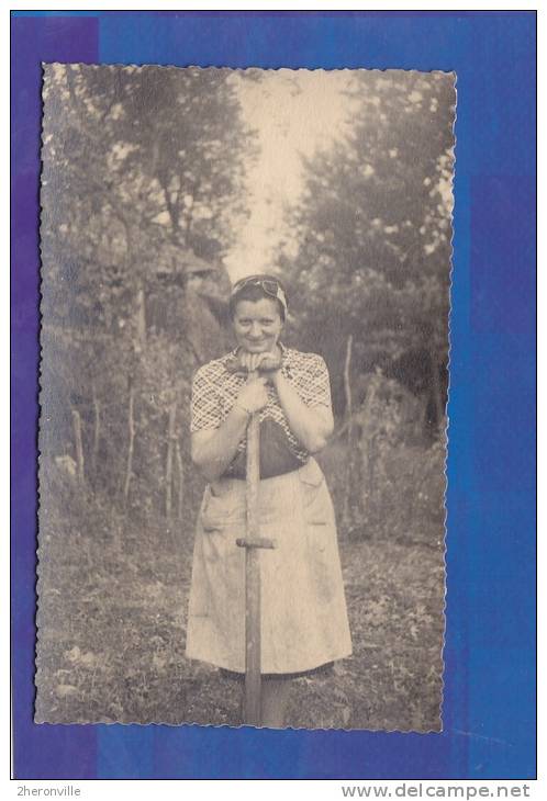 Carte Photo - Une Agricultrice Et Sa Faulx Ou Sa Beche - Other & Unclassified