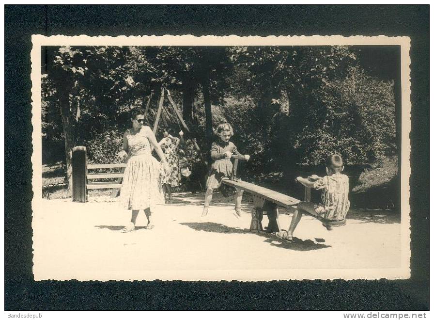 Petite Photo Originale Non Située - Jeux D' Enfants Au Square Ou Au Parc ( Balançoire Fillette Petite Fille Garçon - Autres & Non Classés