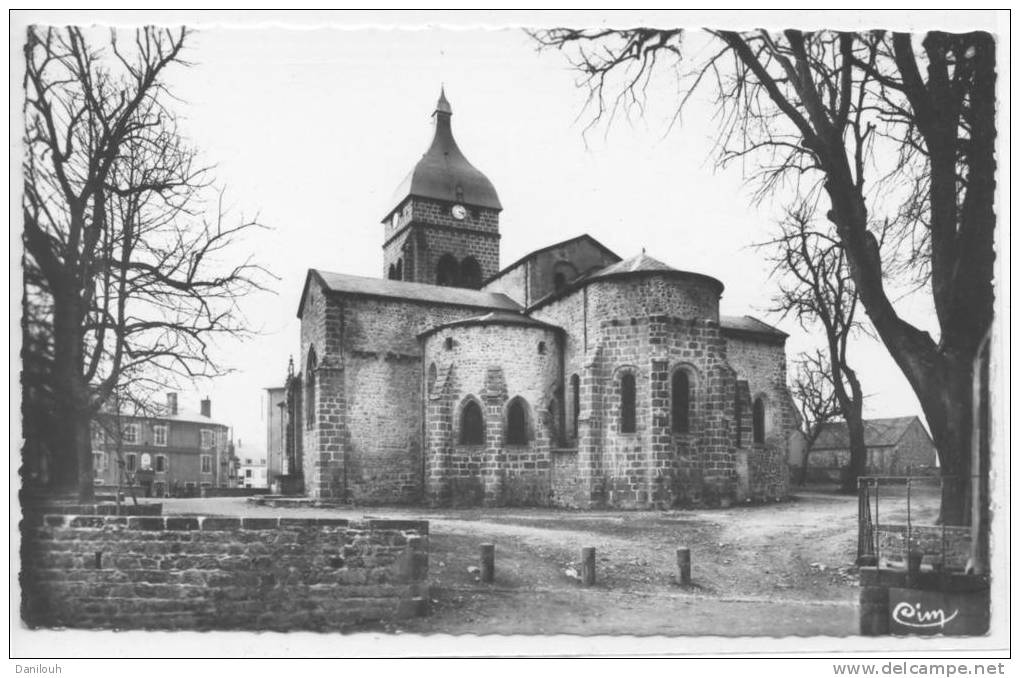 63 // SAINT GERVAIS D AUVERGNE   Son Eglise Qui Date Du XII ème   CPSM 9x 14 - Saint Gervais D'Auvergne