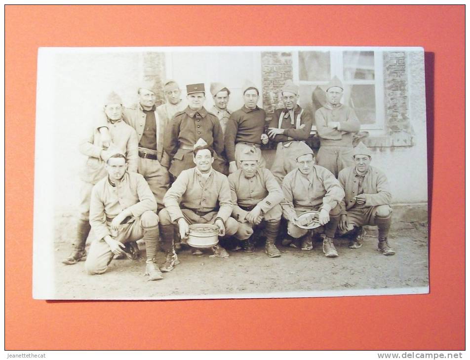 Carte Photo MILITAIRE REGIMENT  Armée Française à Determiner Bon Groupe Soldats Le 43e + ?? à La Soupe - Régiments