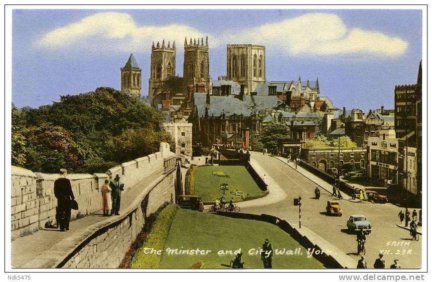 YORK : THE MINSTER AND CITY WALL - York