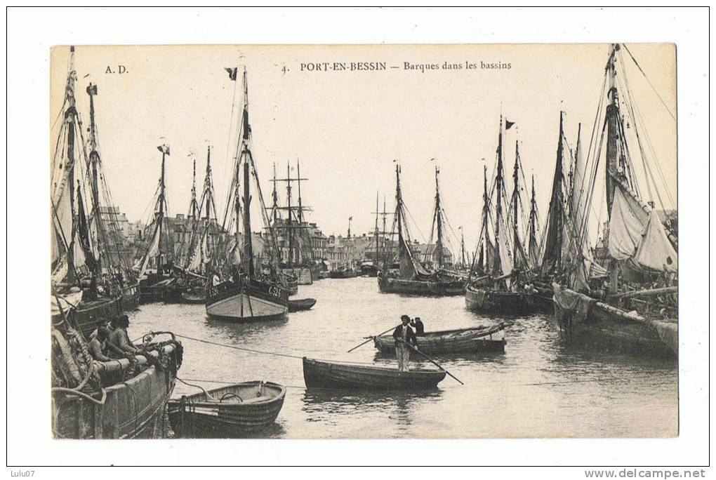 Port En Bessin    Barques Dans Les Bassins - Port-en-Bessin-Huppain