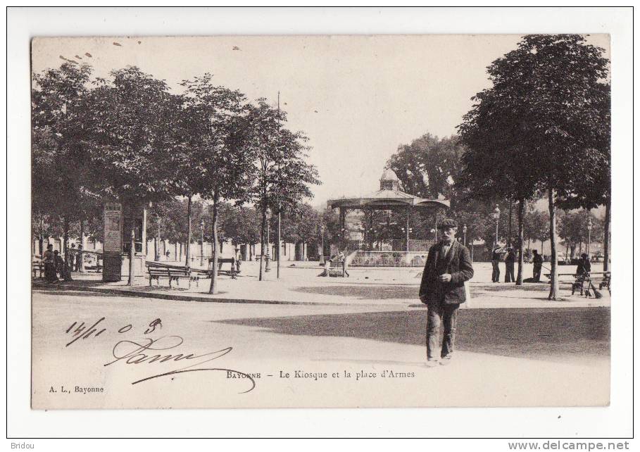 64  BAYONNE   Le Kiosque Et La Place D'armes - Bayonne