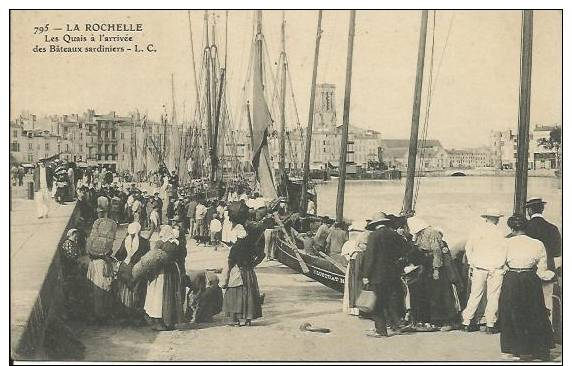 LA ROCHELLE -  SUR LES QUAIS A L'ARRIVEE DES BÂTEAUX SARDINIERS -  1912 -  L. C. - La Rochelle