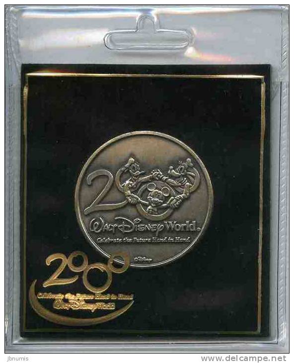 Médaille Etats Unis USA Walt Disney World 2000 Mickey Donald Et Dingo - Autres & Non Classés
