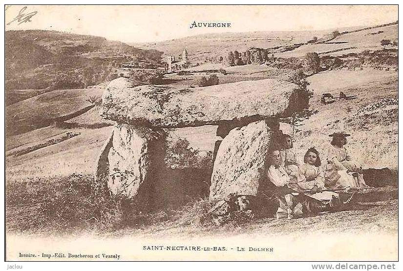 AUVERGNE SAINT NECTAIRE LE BAS LE DOLMEN (PERSONNAGES)   REF 26984 - Dolmen & Menhire