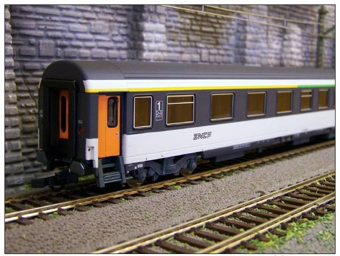 ROCO 45748 WAGON VOYAGEUR LIVREE CORAIL 1 & 2 CLASSE LOGO SNCF 1/87 NOUILLE HO - Passenger Trains