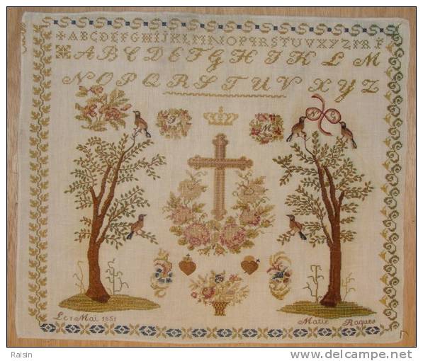 Abécédaire Et Tapisserie à Motifs Religieux Et à Tous Petits Points Ouvrage De Dame Daté 1 Mai 1851 Et Signé TBE - Tapis & Tapisserie