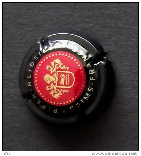 CAPSULE - Noir Et Rouge - Piper Heidsieck