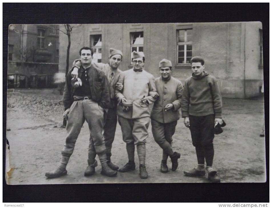 Soldats D´un REGIMENT D'INFANTERIE à Identifer - Cour De La Caserne - Carte-photo - Vers 1925 - Non Voyagée - Uniforms
